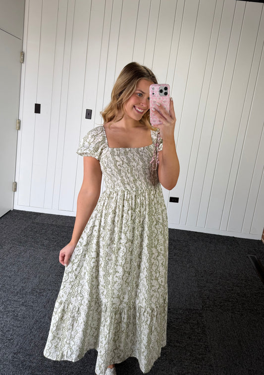 WAVY FLORAL PATTERN SMOCKED PUFF SLEEVE MIDI DRESS