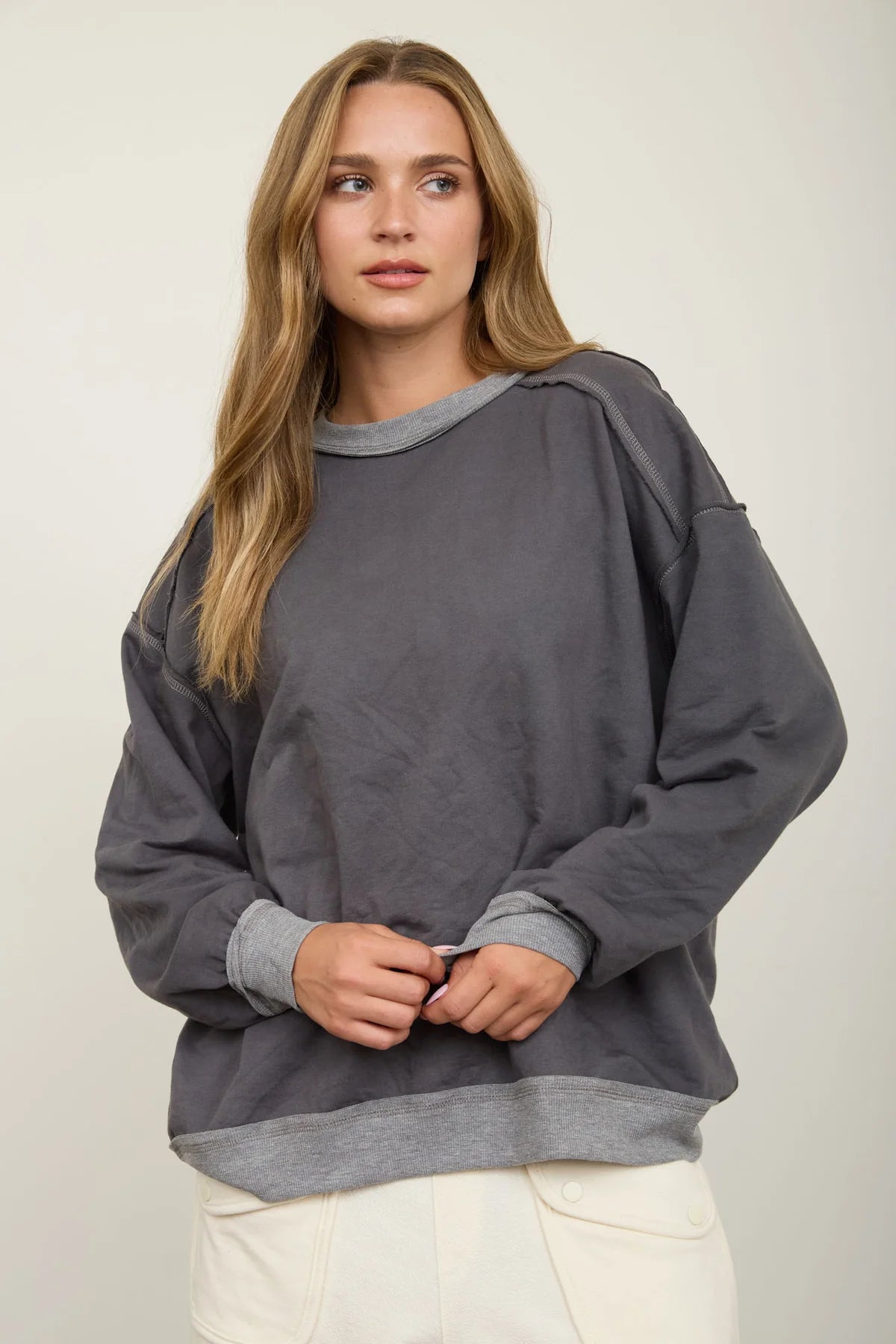 EXPOSED SEAM CONTRAST TRIM KNIT TOP