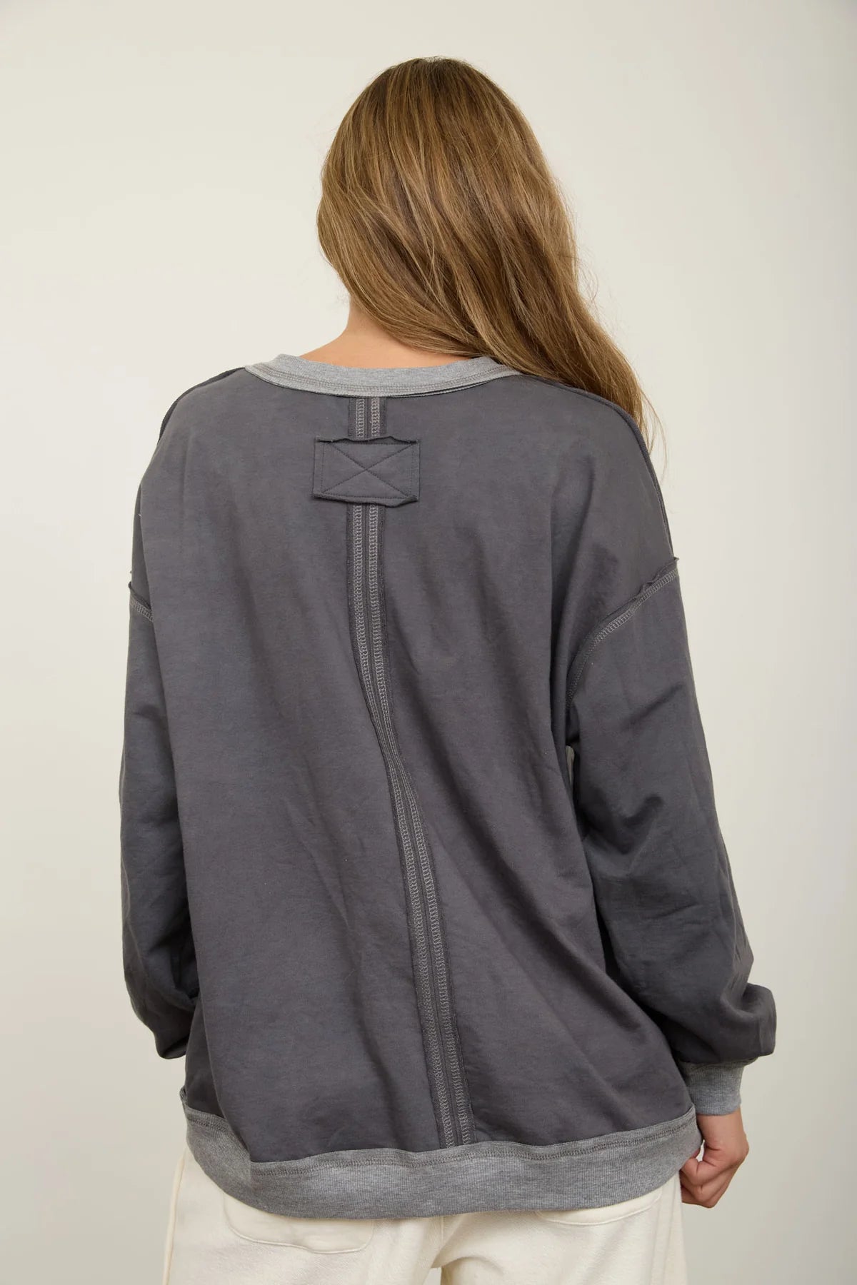 EXPOSED SEAM CONTRAST TRIM KNIT TOP