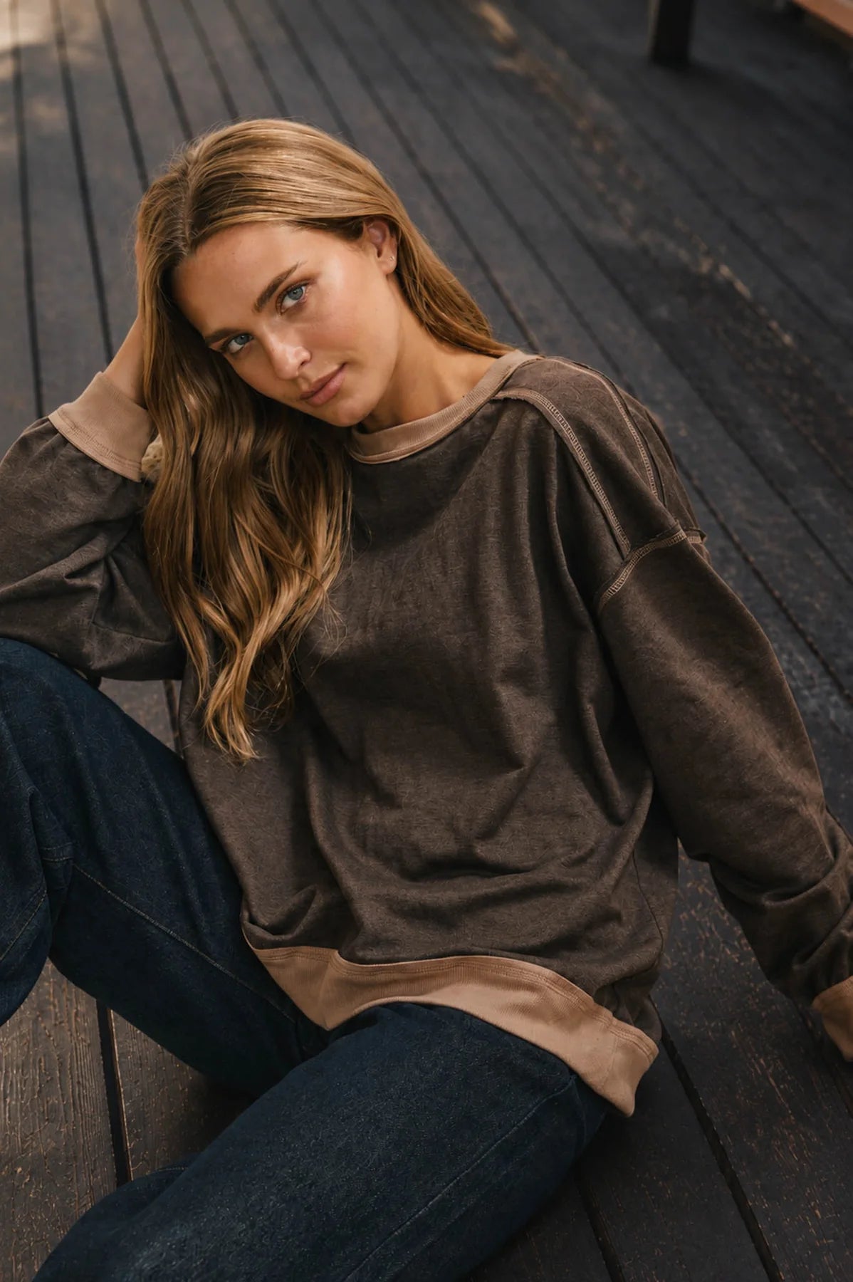 EXPOSED SEAM CONTRAST TRIM KNIT TOP