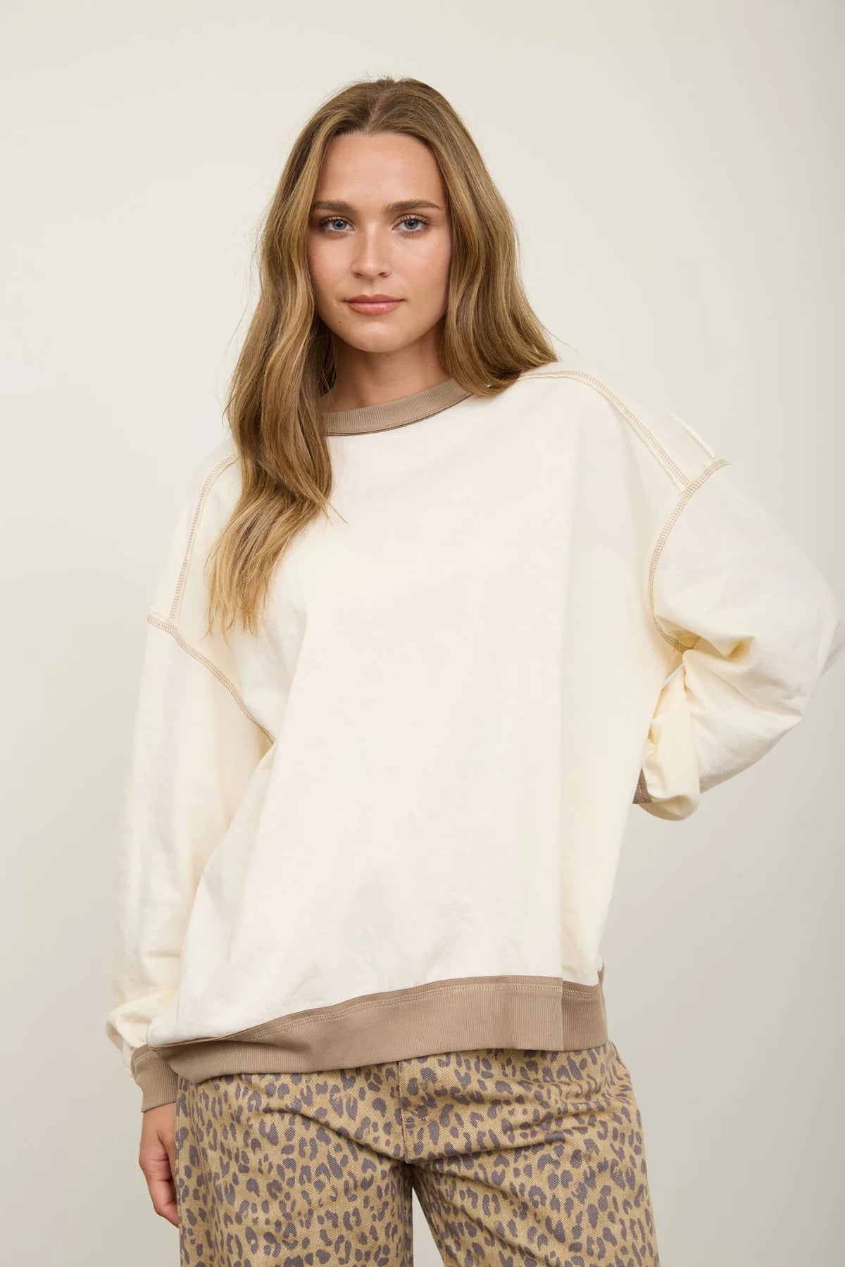 EXPOSED SEAM CONTRAST TRIM KNIT TOP